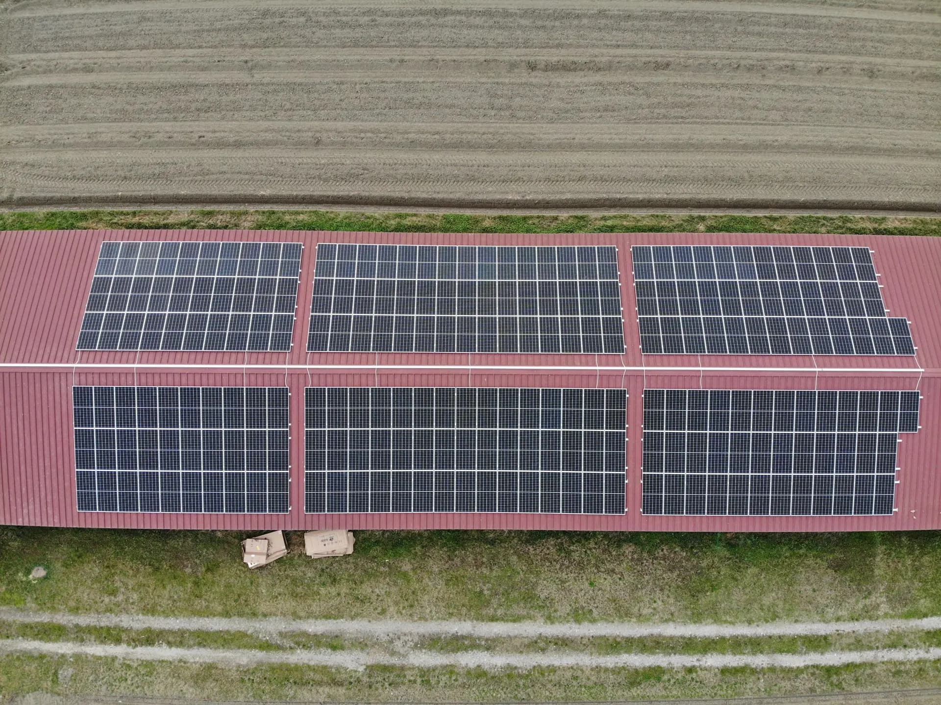 Impianto Solar Innovatio sulla copertura di un capannone agricolo, fotografato dall’alto