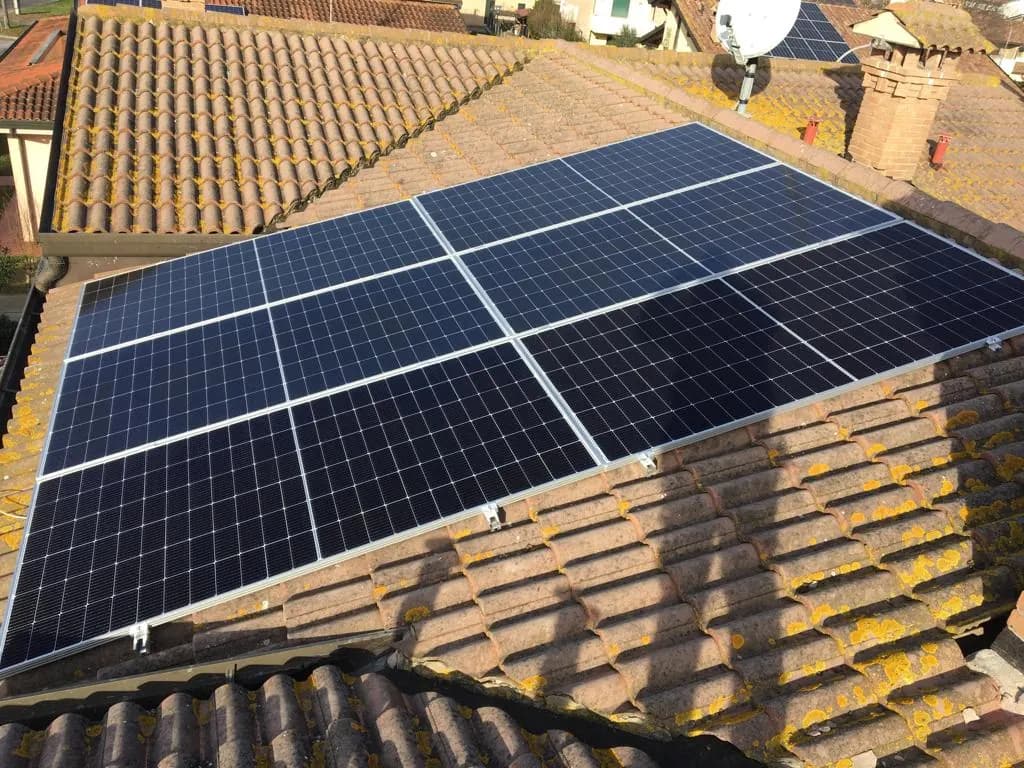 Pannelli fotovoltaici su un tetto di coppi ad Argenta