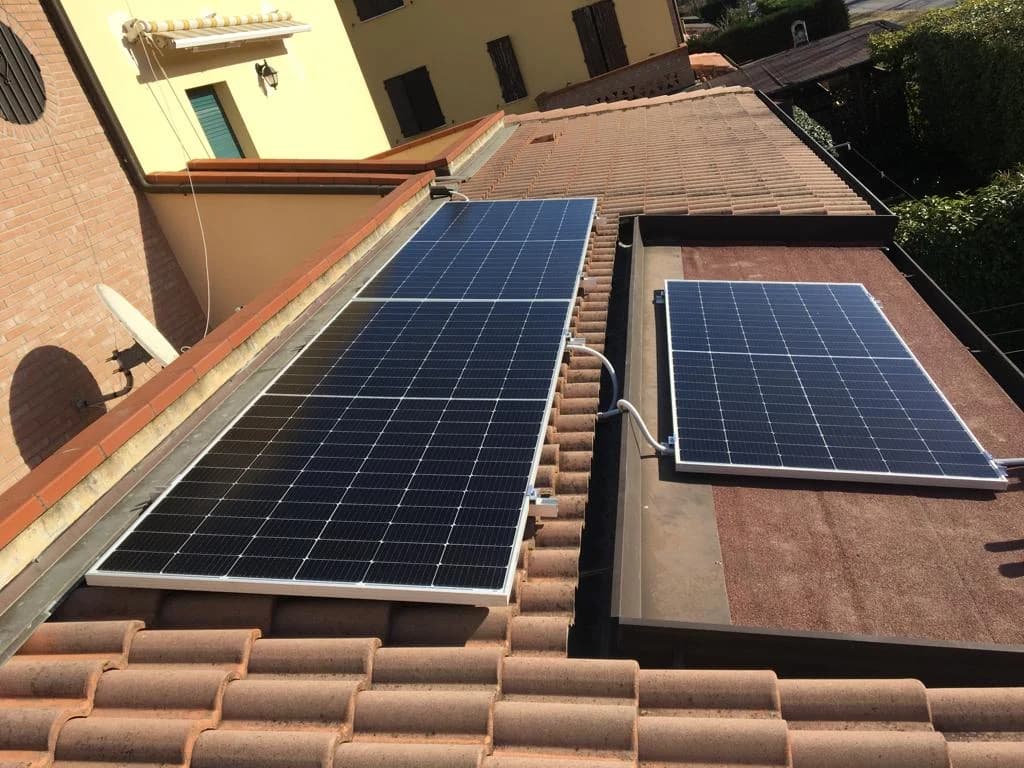 Dettaglio delle file di pannelli sulla copertura residenziale ad Argenta