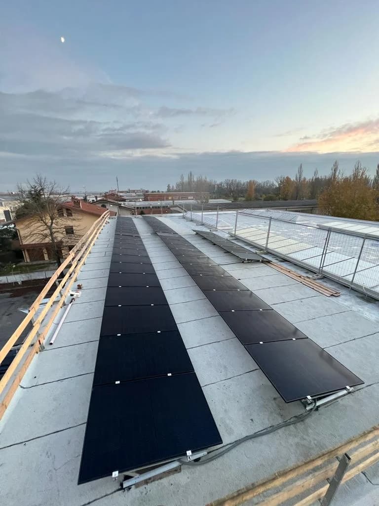 Pannelli fotovoltaici installati sul tetto del caso da 20 kW a Ferrara