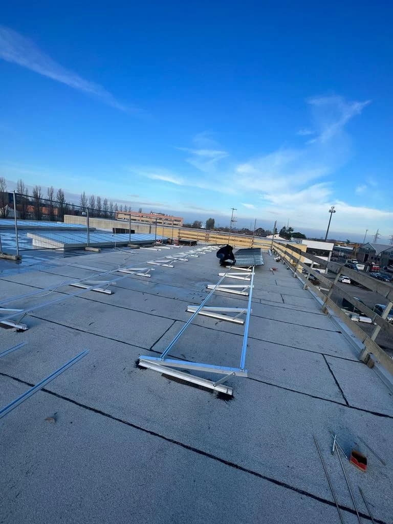 Preparazione della struttura di sostegno di un impianto fotovoltaico a Ferrara